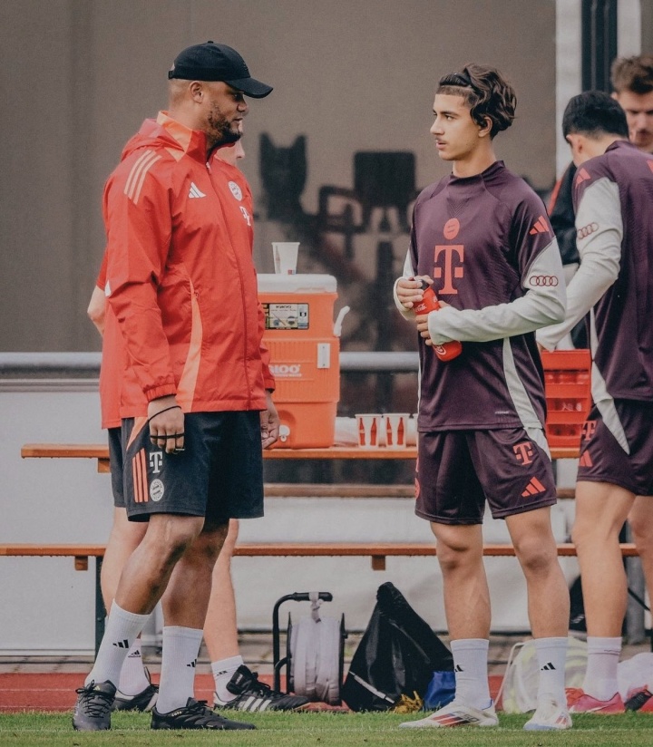 记者:多队有意明夏免签拜仁18岁边锋利奇纳,拜仁希望与球员续约