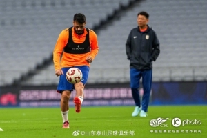山东泰山在进行赛前踩场训练,积极备战明天与上海申花的中超联赛