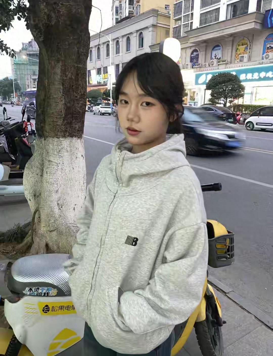 kaiyun体育-痛心!广西失联18岁女孩李思绮去世,月薪3000,晚上11点才下班